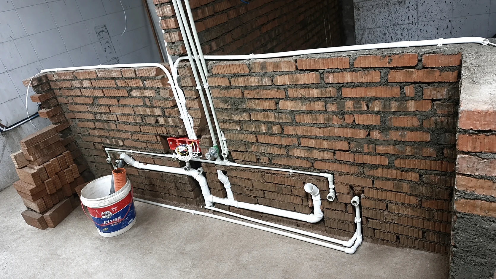 Water, drainage and equipment connections inside the Huili project wall