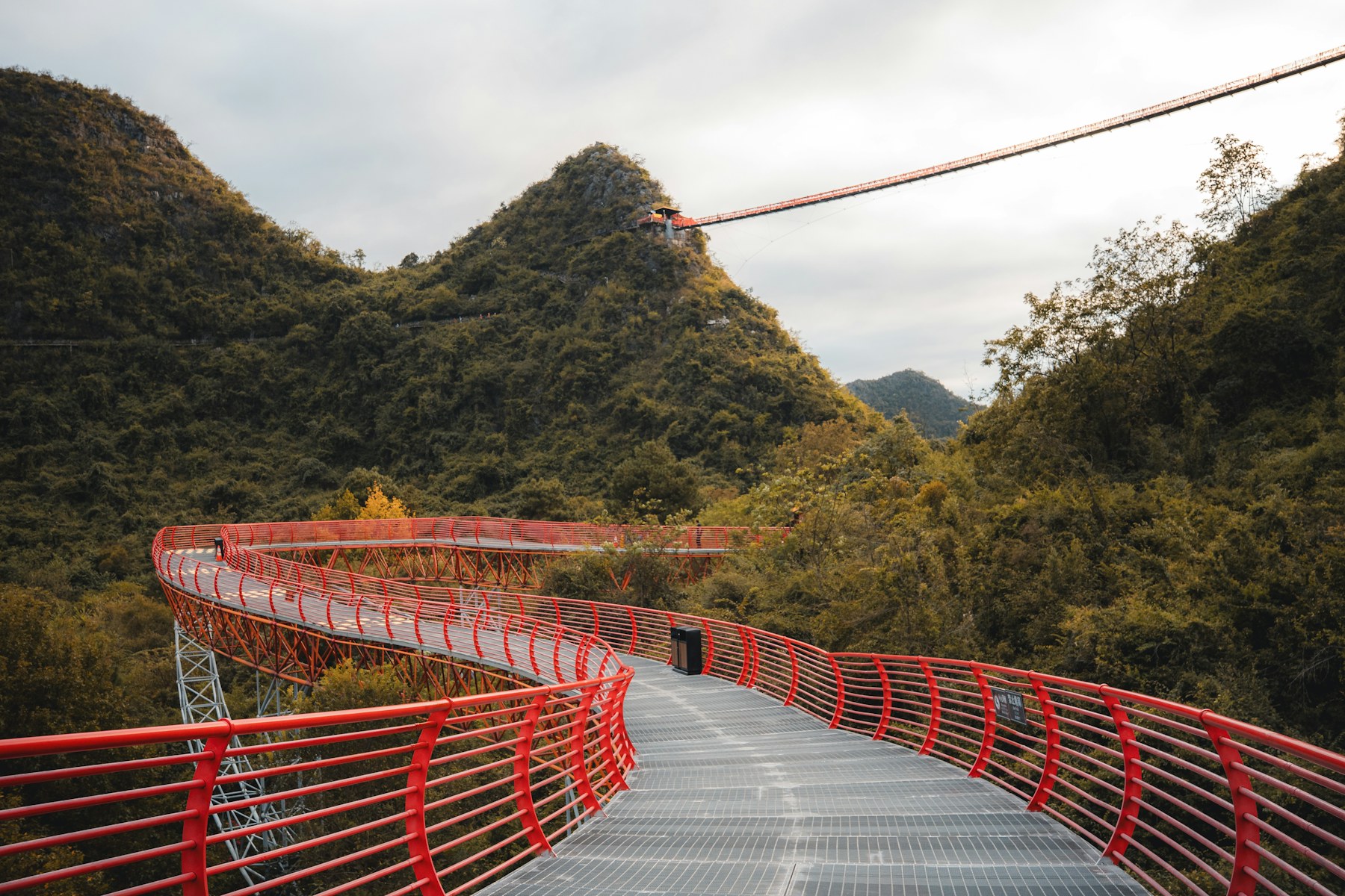 真实山地景区中的红色步道和观景路线